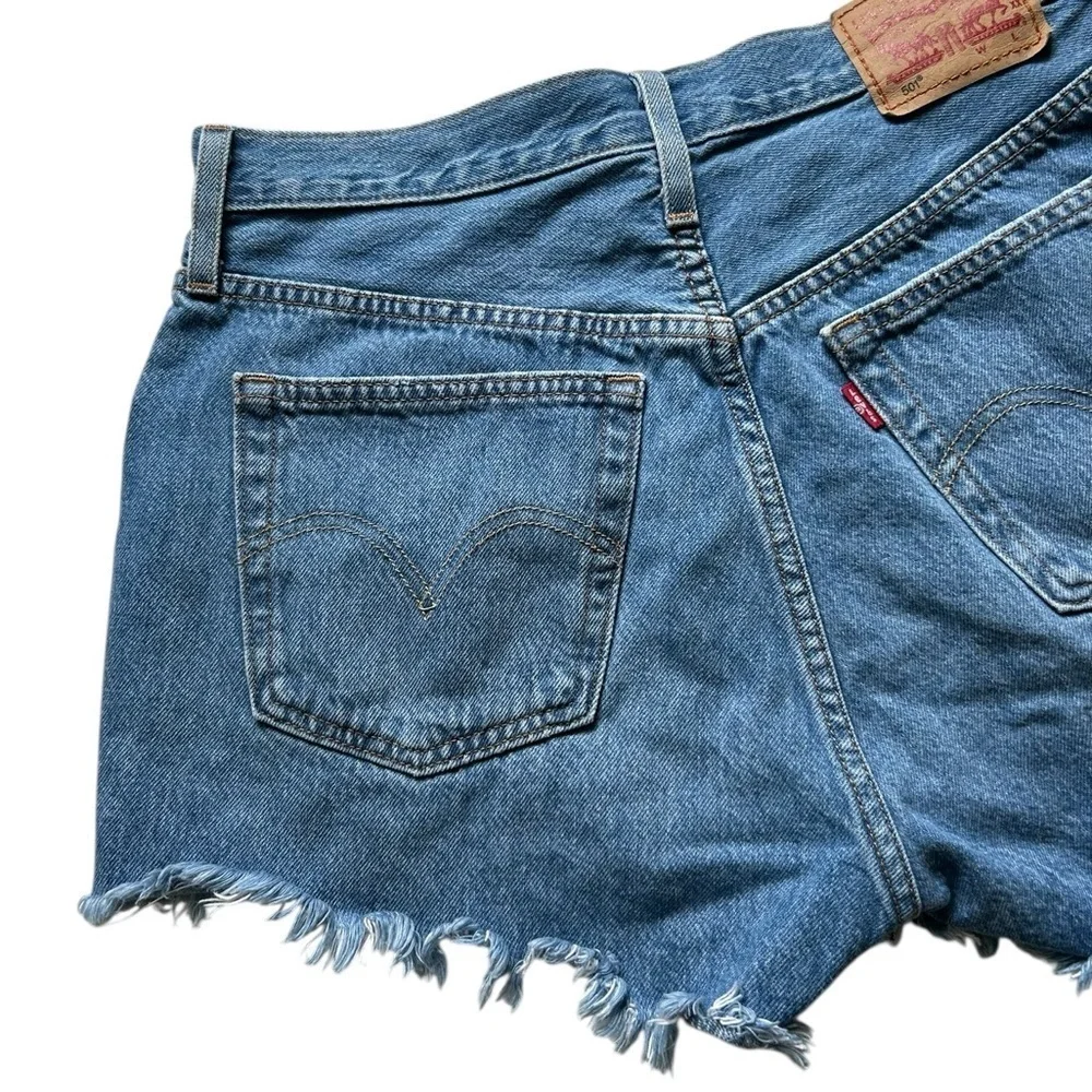 Levi’s 501 Button fly Raw Distressed Hem Medium Wash Denim Jean Shorts Size 28